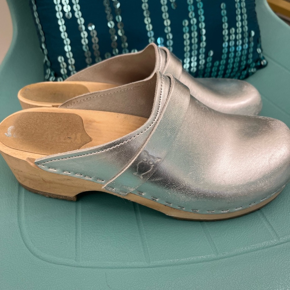 Stylish Silver Leather Sandgrens Clogs/Mules